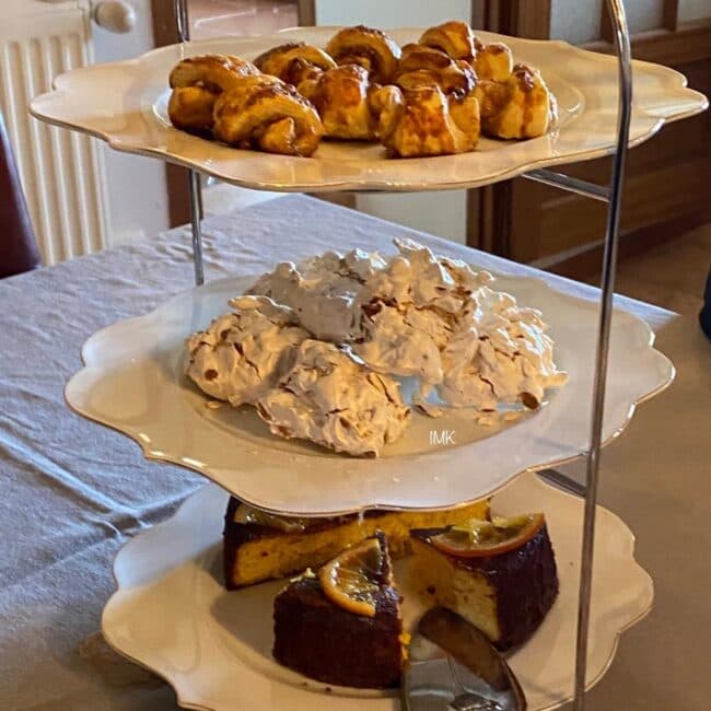 Présentoir de pâtisseries artisanales