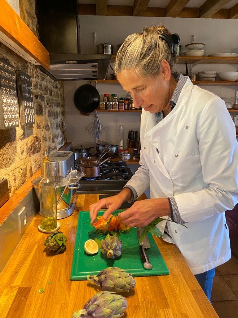 La cheffe Marion de Weert dans sa cuisine normande