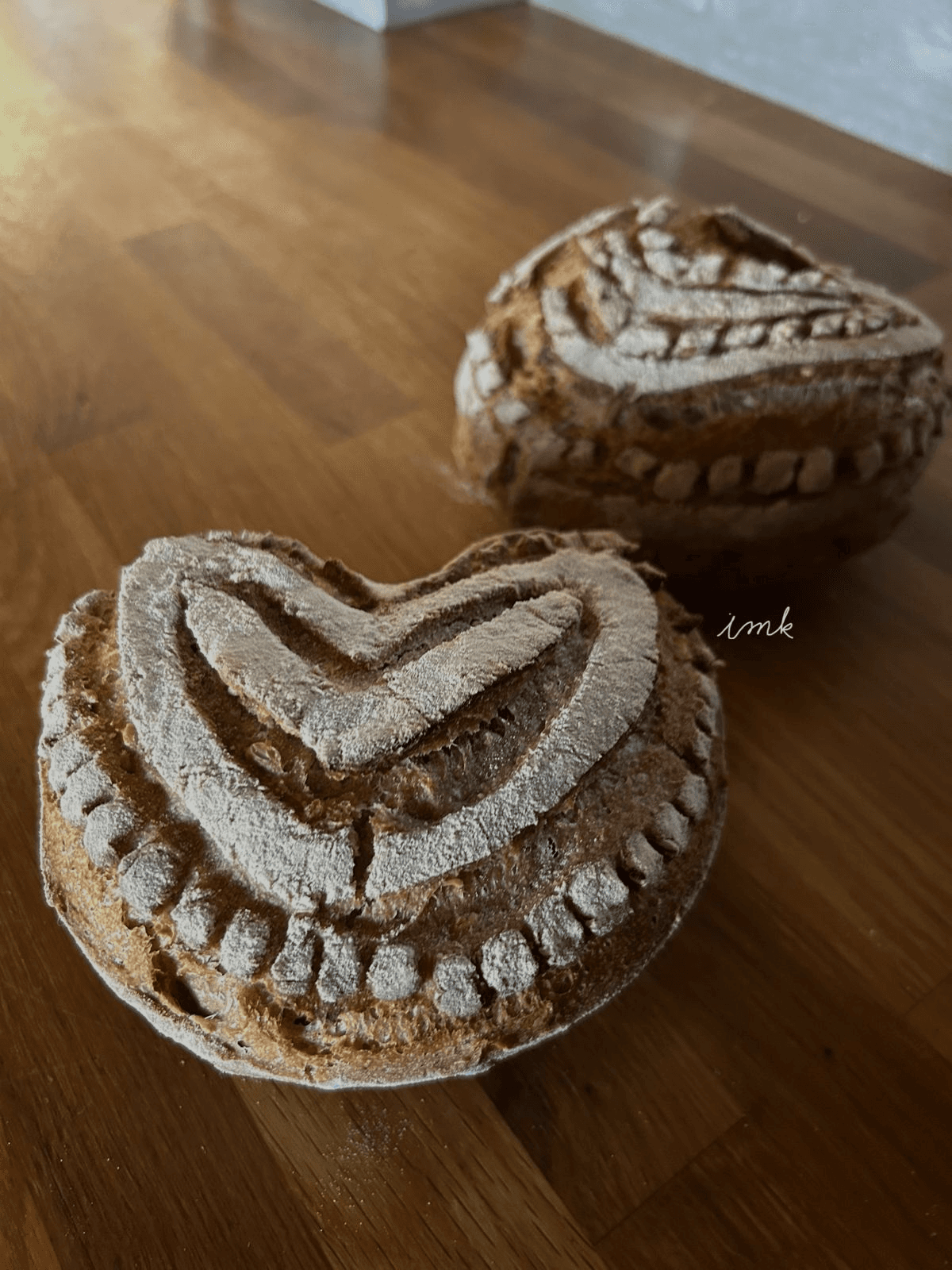 Pains au levain en forme de cœur confectionnés à la main