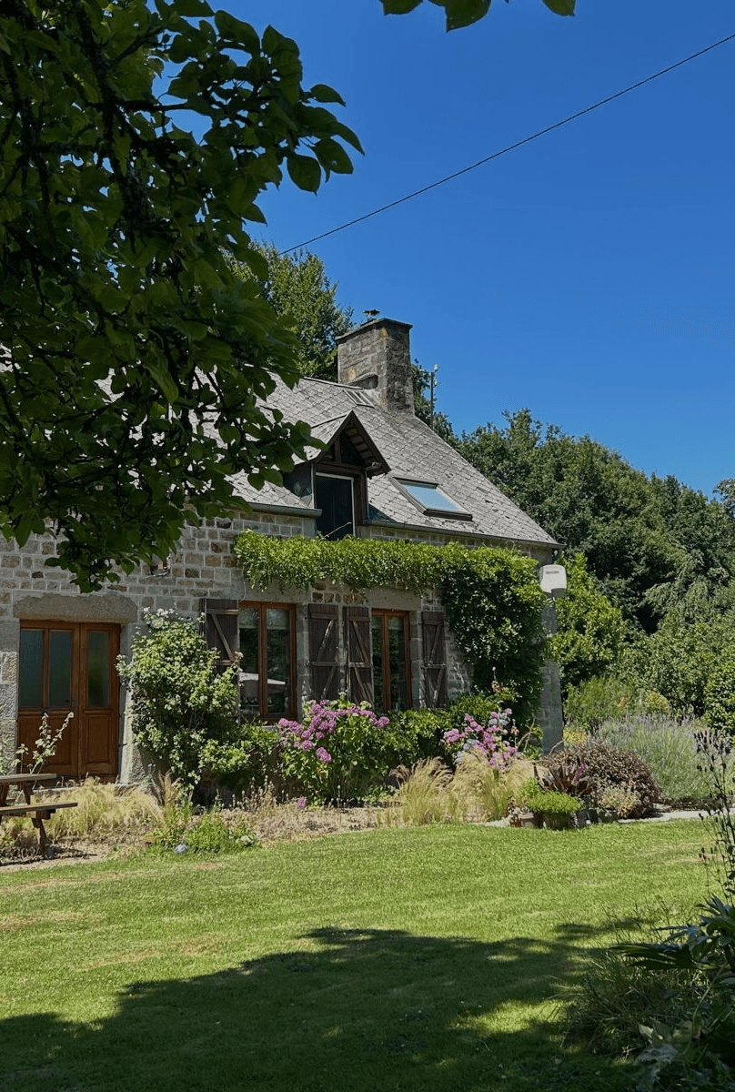 Maison en pierre normande et jardin à Sourdeval