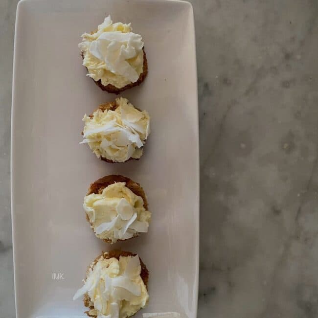 Canapés délicats au fromage fouetté