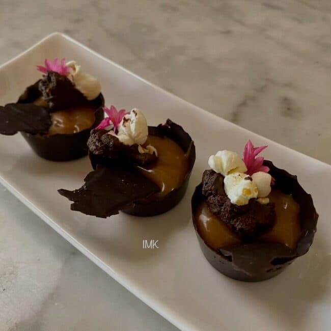 Tartelettes chocolat caramel et pétales