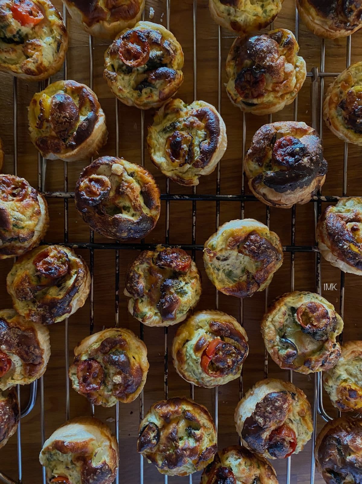 Mini quiches végétariennes dorées au four