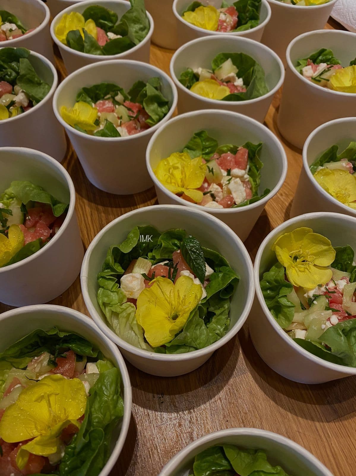 Salade fraîche garnie de pensées comestibles