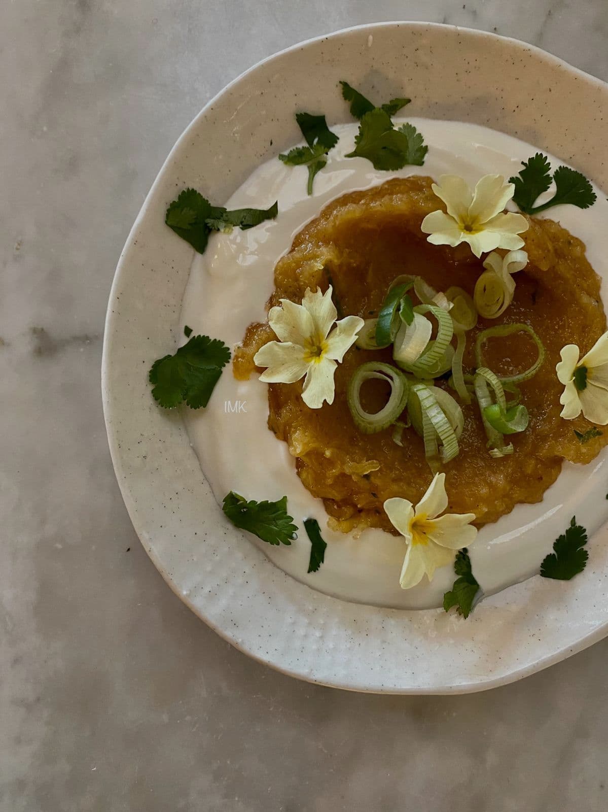 Dessert à la crème fouettée et fleurs comestibles